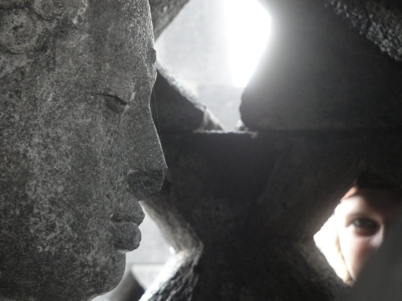 15. Budha din interiorul stupei, Borobudur